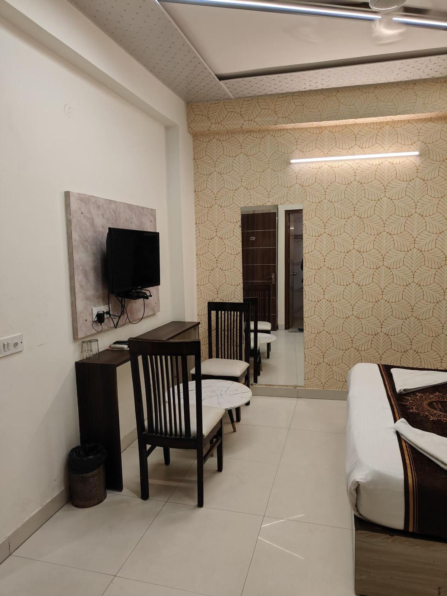 Hotel Smart Plaza Nueva Delhi Exterior foto