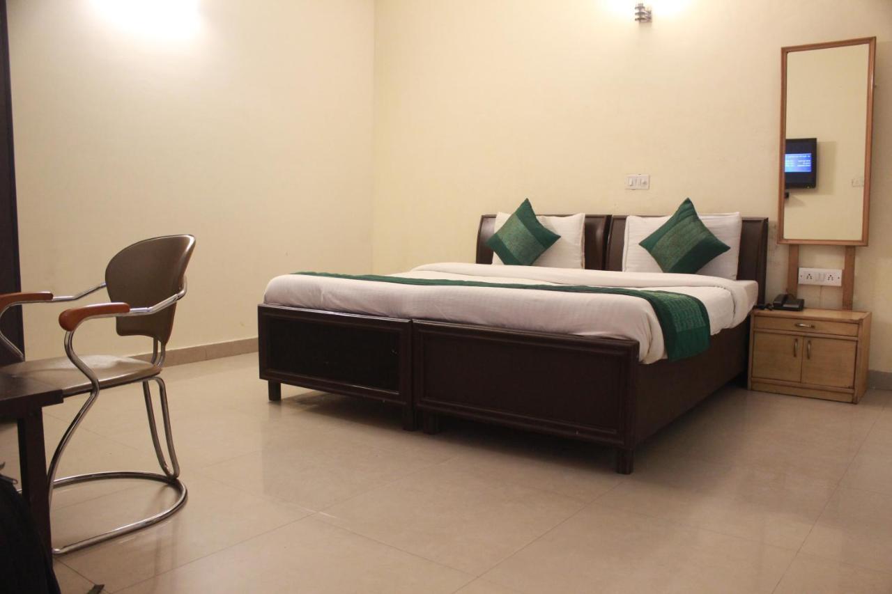 Hotel Smart Plaza Nueva Delhi Exterior foto
