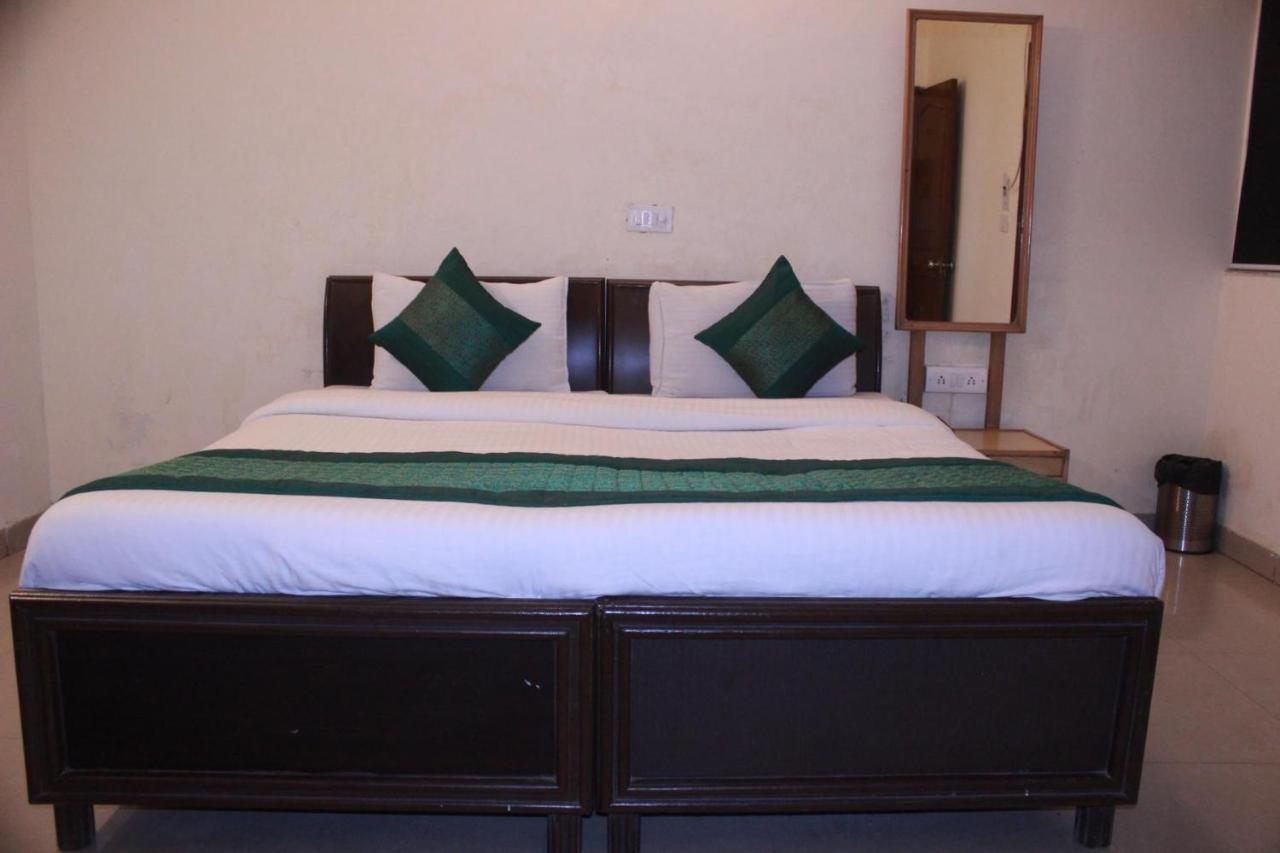 Hotel Smart Plaza Nueva Delhi Exterior foto