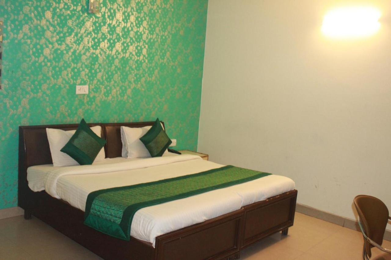 Hotel Smart Plaza Nueva Delhi Exterior foto