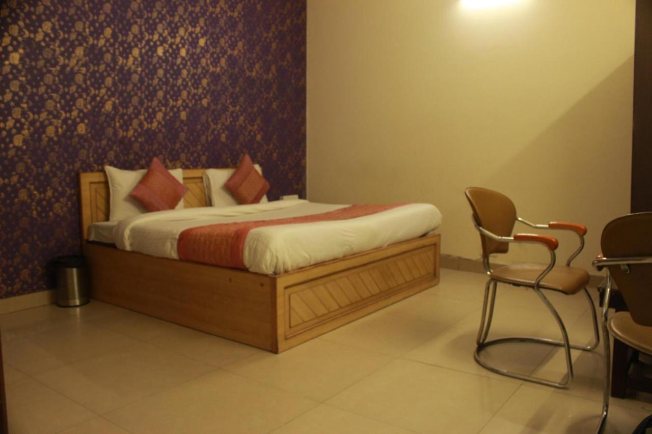 Hotel Smart Plaza Nueva Delhi Exterior foto