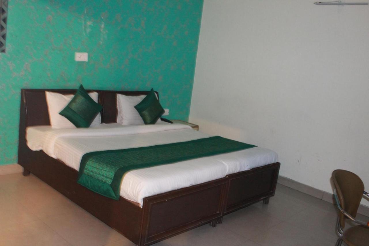 Hotel Smart Plaza Nueva Delhi Exterior foto