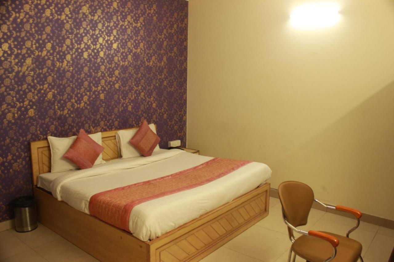 Hotel Smart Plaza Nueva Delhi Exterior foto